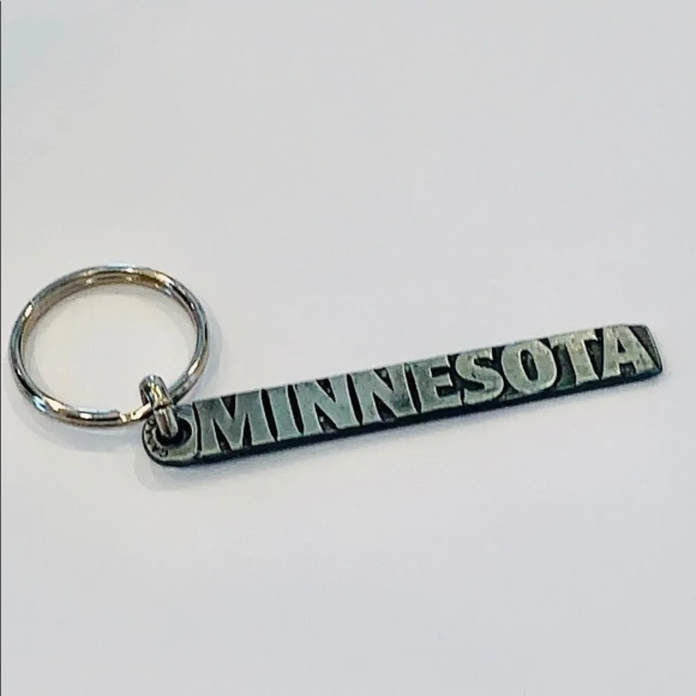 💐5/25 Minnesota silver tone key chain spell out